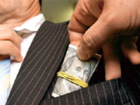 Українських чиновників хочуть перевіряти на схильність брати хабарі