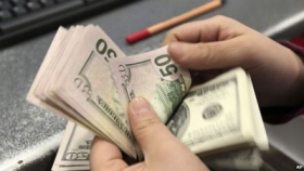 Порошенко одобрил отмену военного сбора с валютных операций