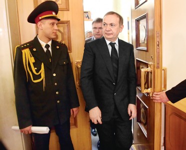 Юрий Иванющенко переписал бизнес на южноафриканцев