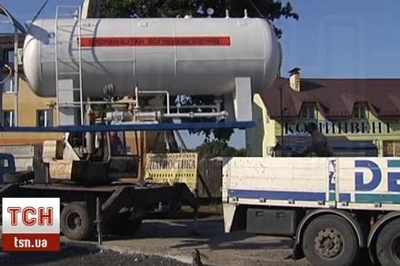 Процесс пошел. В Киеве начался демонтаж газовых заправок «мутного» происхождения