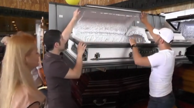 В отеле «Ялта Интурист», – выставка гробов со всей России и сепаратисткой «ЛНР»