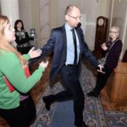 В случае дефолта страну ждет девальвация и заморозка валютных вкладов, — экс-глава НБУ