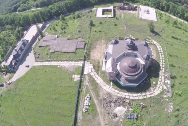 ЗМІ: Донька Ківалова будує під Києвом палац з мідними куполами і вежами (відео)