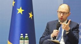 Яценюк грозит со следующей недели заморозить выплаты по долгам