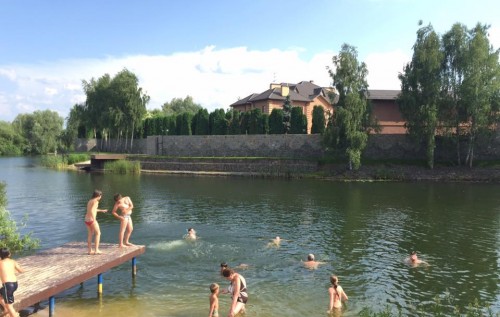 Под Киевом охранник особняка обстрелял детей из дробовика. ФОТО