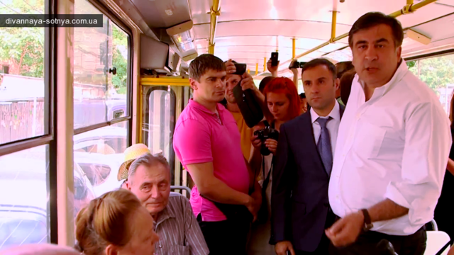 Саакашвили в трамвае представляет жителям Одессы нового начальника милиции города