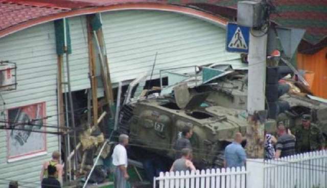 Луганские боевики на БМП наехали на посетителей пивбара (ФОТО)