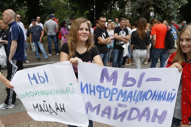 Киевляне вышли на митинги в поддержку «Вестей»