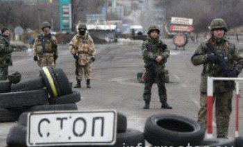 Из-за пробок на блокпостах люди проходят десятки километров пешком