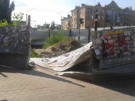 На центральной автомагистрали Днепропетровска открылся провал