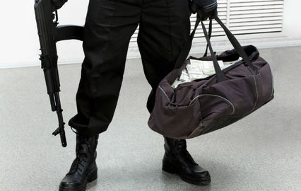 Люди в камуфляже и балаклавах ограбили одессита в подъезде почти на 4 миллиона