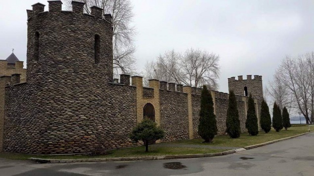 При попустительстве чиновников КГГА россиянка самовольно построила возле Днепра "дачу" стоимостью около $3 млн (фото)