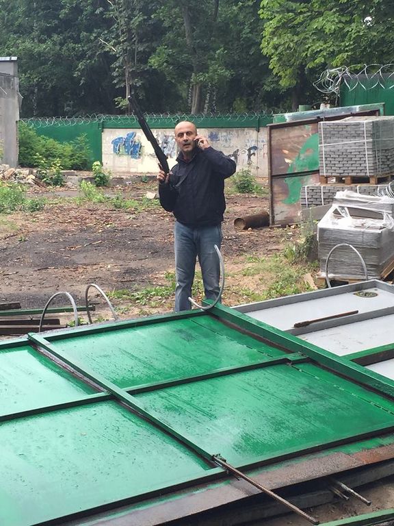 В Киеве застройщик с ружьем в руках "защищал" скандальный объект: фотофакт