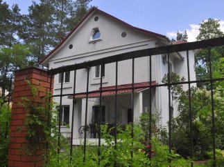 Как живется соседям политиков и сколько стоит ими стать