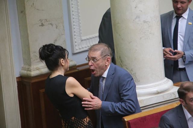 В Раде Пашинский "развлекал" брюнетку своей мимикой: фотофакт