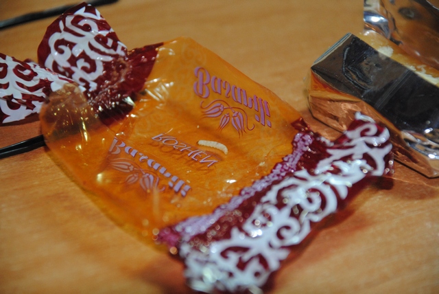 Жителю Чернигова в "Экомаркете" продали конфеты с червями