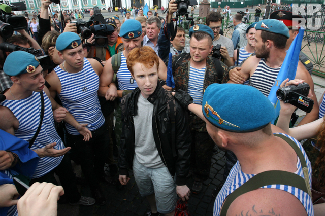 В России решили совместить день ВДВ с гей-парадом