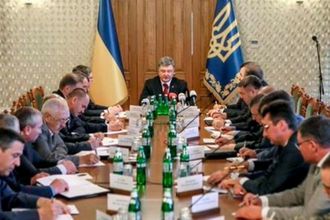 Порошенко потребовал прекратить "фестиваль контрабанды" на границе