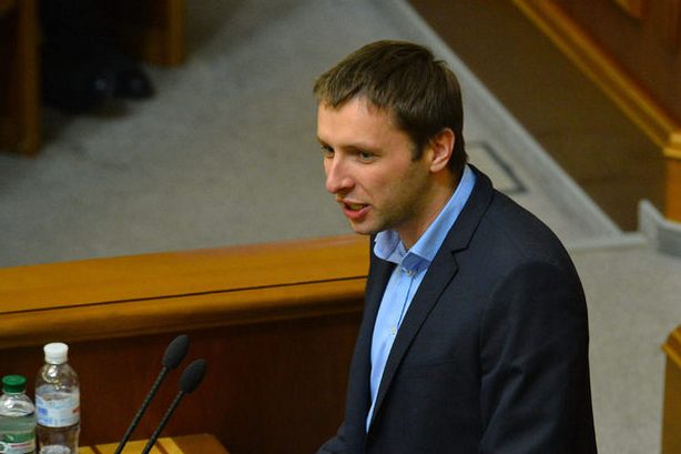 Закон 1558-1: Парасюк продемонстрував відсутність елементарних знань