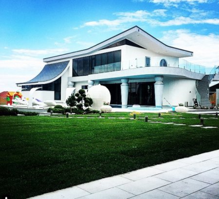 Украинский футболист Воронин показал свой "небольшой домик" в Южной Пальмире