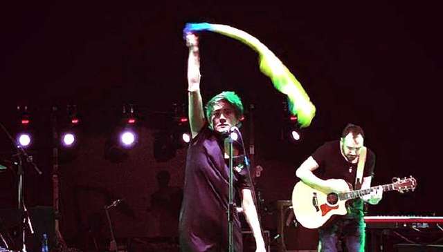 На выступлении в Тбилиси Земфира развернула украинский флаг