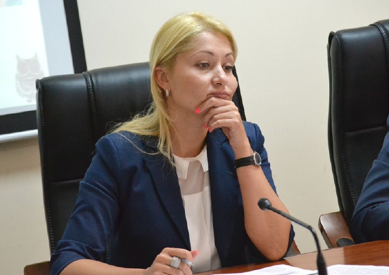 Николаевский вице-губернатор Оксана Янишевская сидит в соцсетях во время работы
