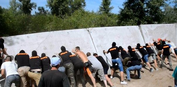 Активісти розтрощили огорожі котеджів Олеся Довгого, Анатолія Кінаха та Юрія Бойка