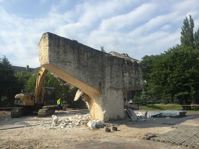 Россия пригрозила Польше «самыми негативными последствиями» за снос советских памятников