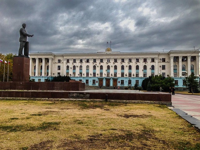 Недовольные крымчане бастуют под крымским Советом Министров