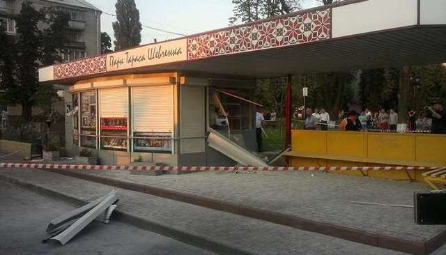 При взрыве киоска на Киевщине погибла женщина (ВИДЕО)