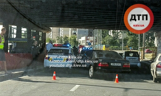 ДТП в Киеве: на площади Героев Бреста Mercedes врезался в патруль полиции