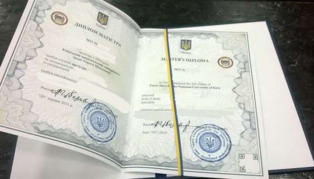 Магистрам КНУ имени Тараса Шевченко выдали бумажные дипломы