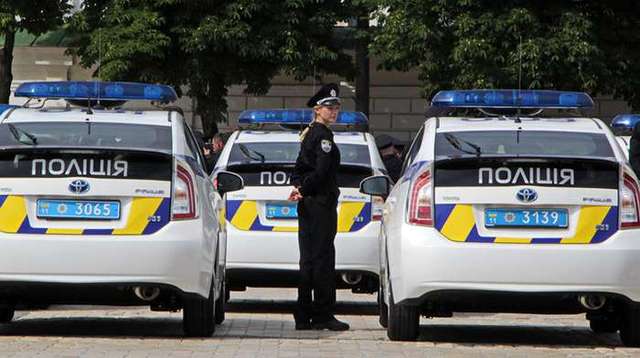 Яценюк попросил новую полицию не гонять бабушек с сигаретами