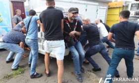 В Киеве произошла потасовка с участием владельцев МАФов: 14 предпринимателей задержаны, пострадал милиционер