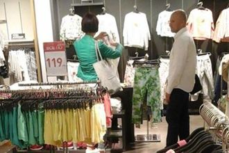 Жена Арсения Яценюка покупает вещи на распродажах