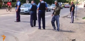 В спортивных штанах и с автоматом. Reuters опубликовал уникальные кадры из Мукачево