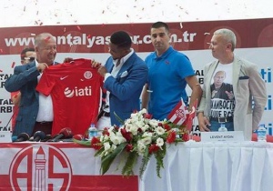 Почетный консул Украины в Турции попался в майке с Путиным