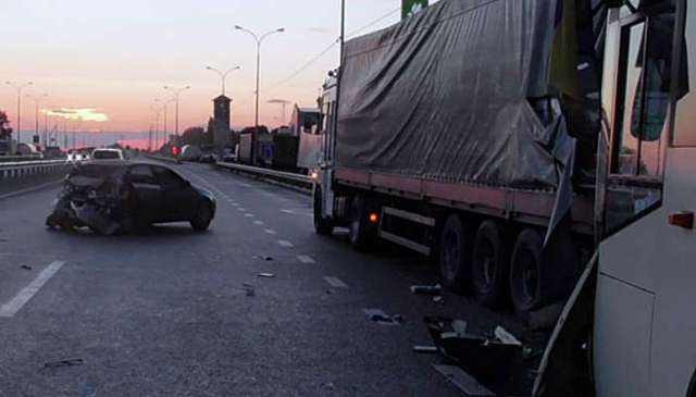На Полтавщині в ДТП зіткнувся легковик та автобус з нацгвардійцями
