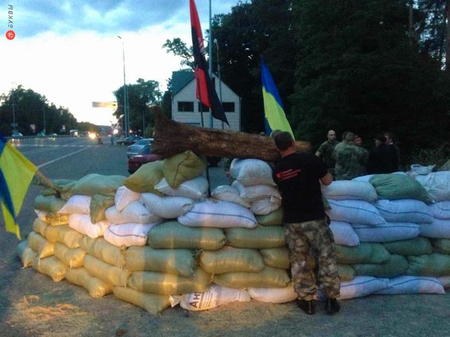 На фотографиях с блокпоста Правого сектора в Киеве замечен" активист по вызову"