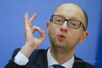 Яценюка снова "поймали" с сигаретой: фотофакт