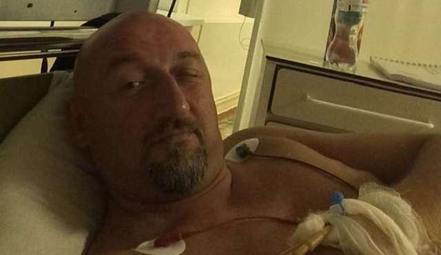 Олексій Мочанов в реанімації, намагається триматися молодцем (фотофакт)