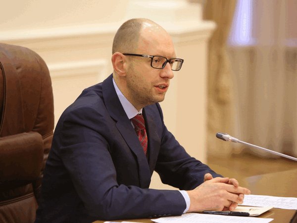 Яценюк предложил уволить всех судей