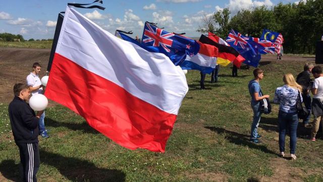 Боевики ДНР устроили шоу на месте падения сбитого ими «Боинга»