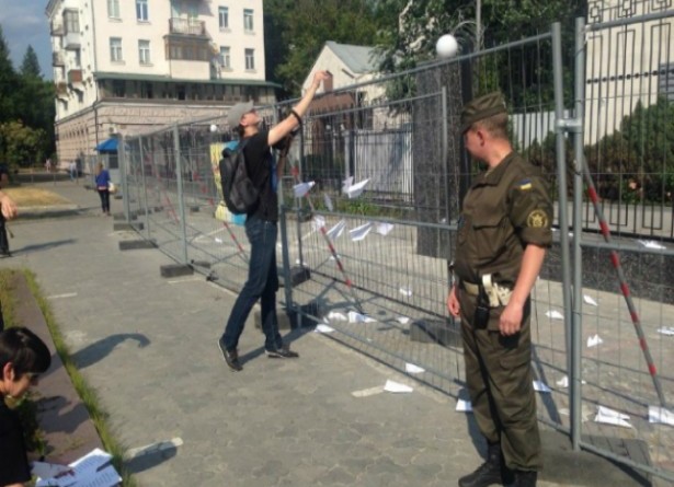 Посольство РФ в Киеве забросали бумажными самолетами