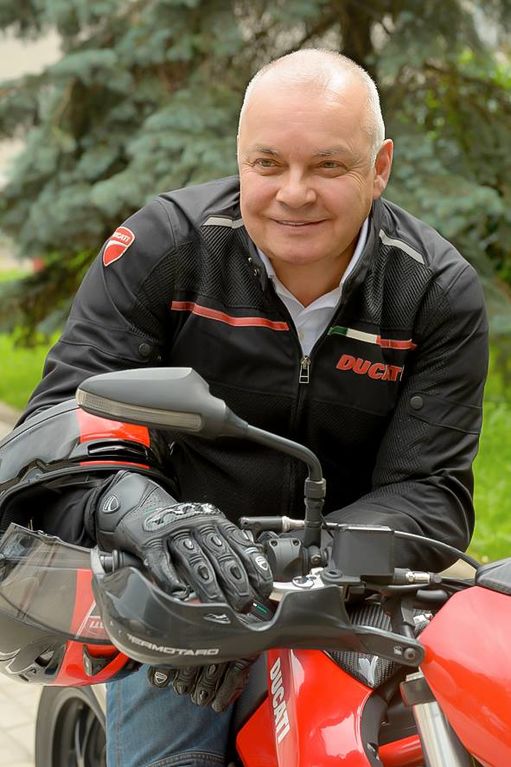 ",  !"      Facebook