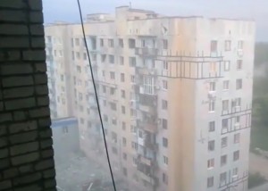 Боевики «ДНР» бьют прямой наводкой по жилому дому в Авдеевке