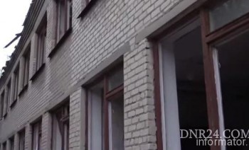 В Горловке террористы обстреляли школу, 2 жилых дома сгорели