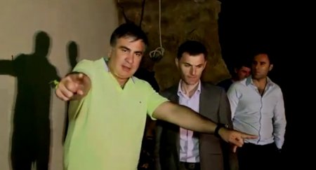 Саакашвили ночью явился на пляж, посмотреть как сносится стена
