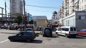 В Хмельницком огромные очереди: кандидат в мэры раздает продпайки