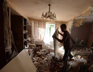 Фотофакт: временная работа на Донбассе — уборка квартиры от взрыва